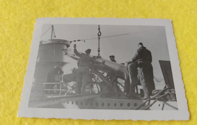 Original Seltenes  Foto Soldaten bringen Torpedo auf U BOOT