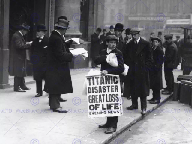 White Historical Titanic Disaster Sinks News Boy Sign Art Print Poster Cc1526