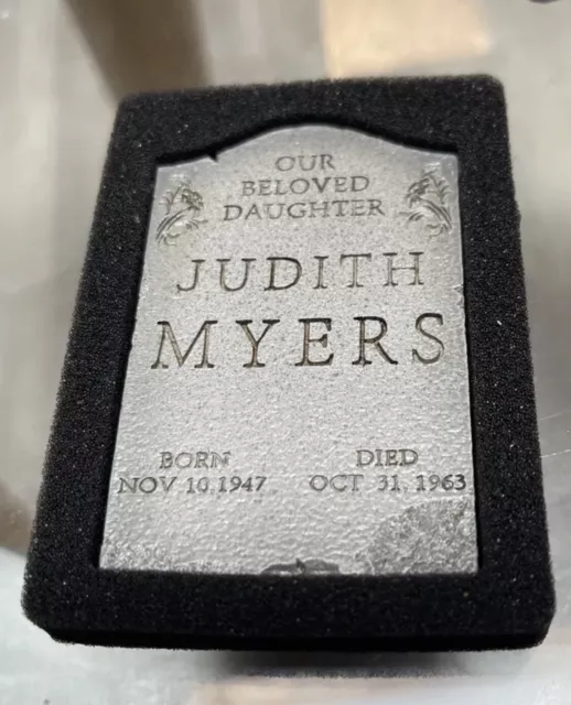 Mezco Toys One: 12 Collective Halloween Michael Myers Judith Tombstone 1:12