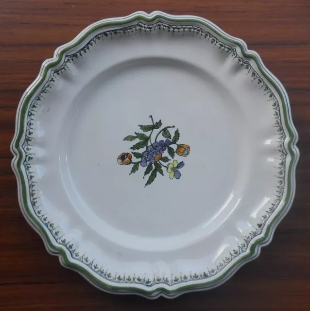 Assiette en faïence de Moustiers décors fleurs très joliment et sobrement décoré 2