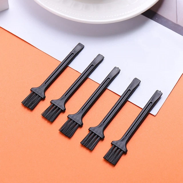 Maintenir la propreté avec cette mini brosse de nettoyage indispensable pour ch