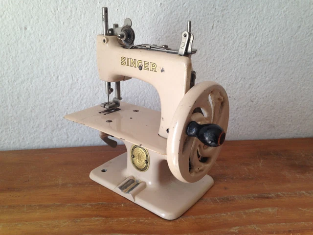 ANCIENNE PETITE MACHINE A COUDRE jouet  SINGER  EUR 50,00 - PicClick FR