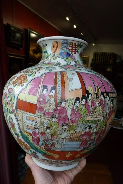 Vase en porcelaine de Chine à décor de scènes de Cour