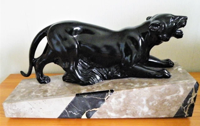 Sculpture animalière d'une « Lionne à l'affût » sur terrasse inclinée Art Déco