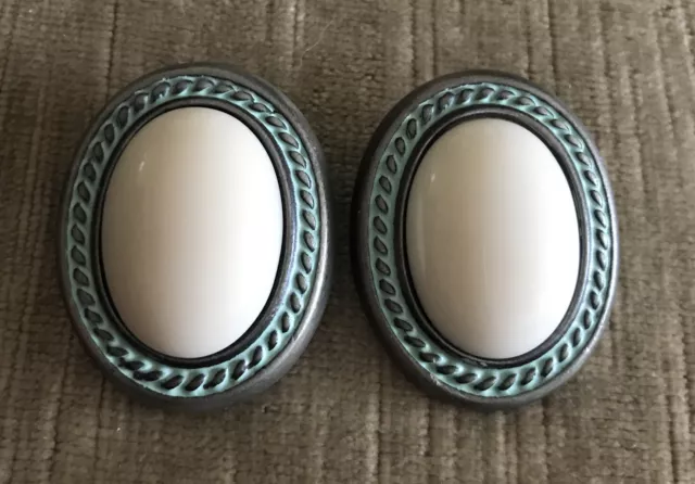 VINTAGE BEN AMUN Silver tone OVAL WHITE CABOCHON CLIP ON EARRINGS VINTAGE BEN AMUN Silver tone OVAL WHITE CABOCHON CLIP ON EARRINGS