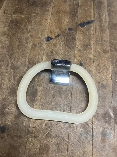 Vintage Old Retro Mid Century Bathroom Cloth Towel Wall Holder Plastic Ring USA