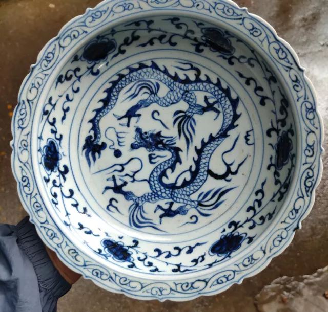 8.8"Old China porcelain Yuan dynasty Blue and white Dragon pattern ceramics disc