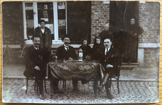 CPA carte photo: DEVANTURE MAGASIN non identifié. Famille buvant BEAUJEAN devant