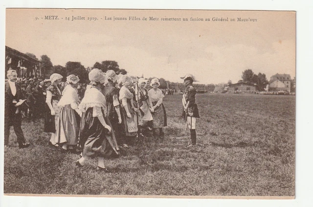 METZ  - Moselle - CPA 57 - Militaire - Jeunes filles et General De Maud'Huy