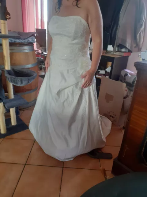 ROBE DE MARI E 42 taille grand ivoire avec jupon cerceau bon tat