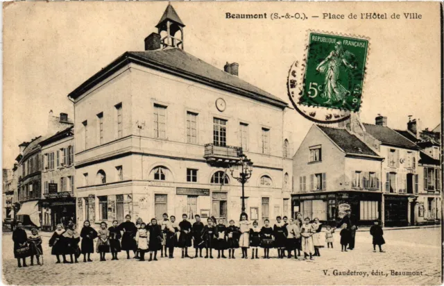 CPA Beaumont s Oise Place de l'Hotel de Ville FRANCE (1309471)