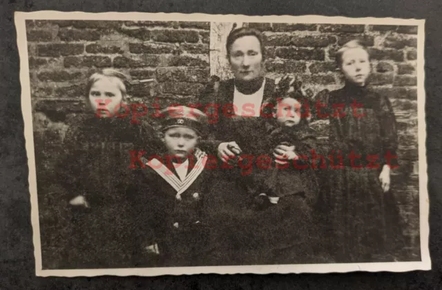 org. Foto   - um 1900  Familien Foto Mutter mit Kinder Mädchen  Junge  Matrose