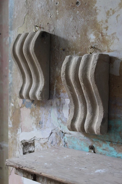 Inizio 20 ° C coppia di elementi architettonici in pietra intagliata mensole casa di campagna