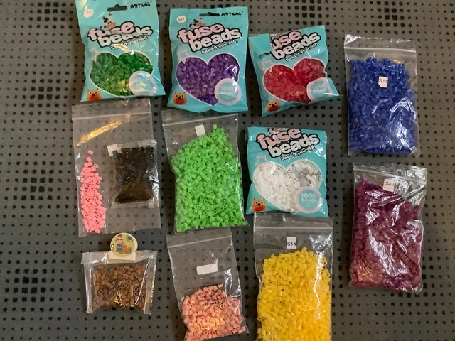 Bügelperlen, verschiedene Farben und Mengen, gelb, grün, blau, pink, lila, weiß
