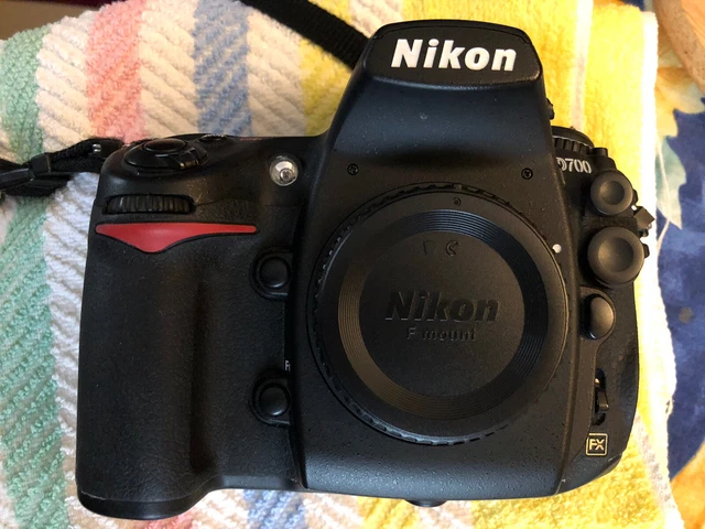 Appareil photo reflex Numérique FX Nikon D700 boîtier nu avec trois batteries.