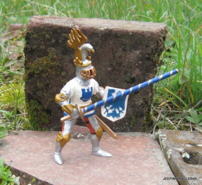 LOT 5 FIGURINES CHEVALIERS MOYEN-AGE GENRE  PAPO SCHLEICH BULLY PLASTOY 