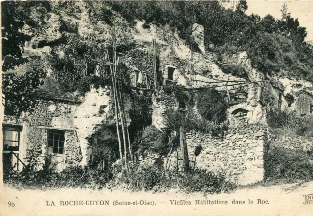 LA ROCHE GUYON Vieilles habitations dans le Roc