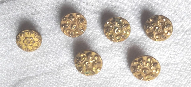 Lot de 6 petits boutons anciens en métal doré (dont un différent)