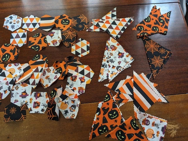 Lote de 100 tela de chatarra precortada de Halloween. Hexágono. Triángulo. Muchos usos.