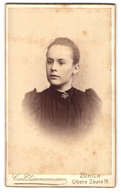 Fotografie Carl Zimmermann, Zürich, Obere Zäune 19, Junge Dame im Kleid mit Kra