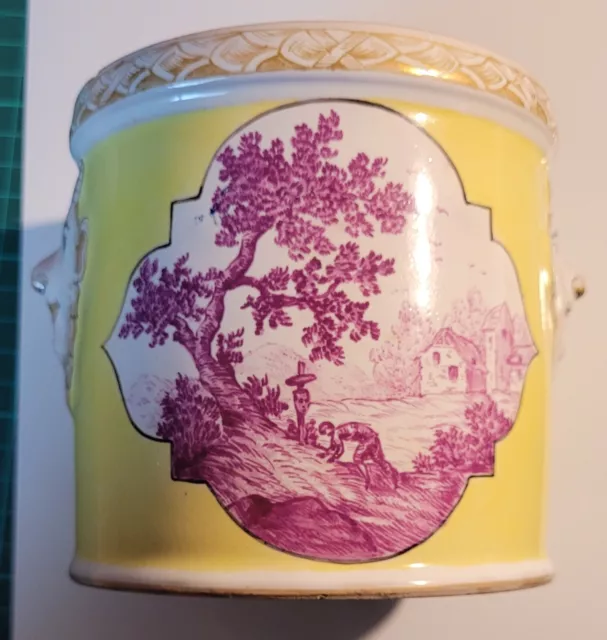 Pot en porcelaine à décor monochrome en rose sur fond jaune fin XIXe