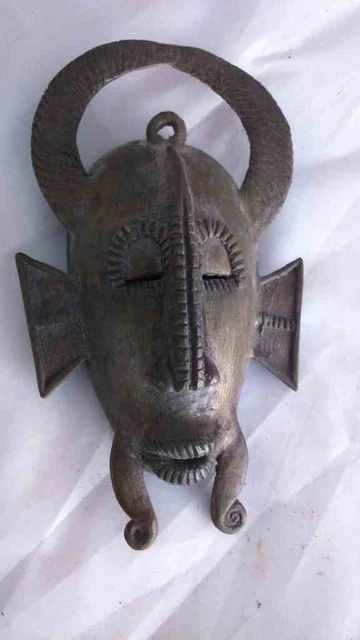 african bronze mask. masque en bronze africain .