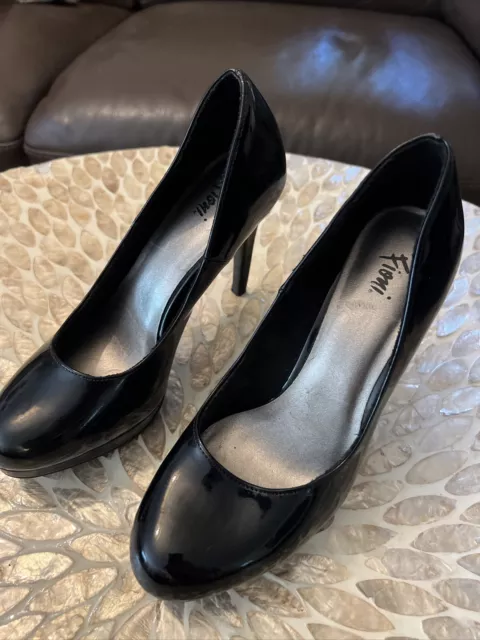 BEAUTIFUL BLACK PATENT Leather Pumps / Heels Size 6.5 - Great Condition ...