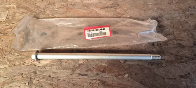 Axe de roue arriere HONDA XL125 VARADERO - 42301-KPC-640