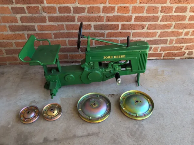 Vintage John Deere Small 60 Pedal Tractor eska