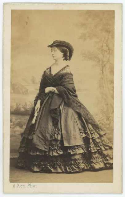 CDV circa 1865. Portrait d'une femme au chapeau par Ken à Paris. Mode. Noblesse.