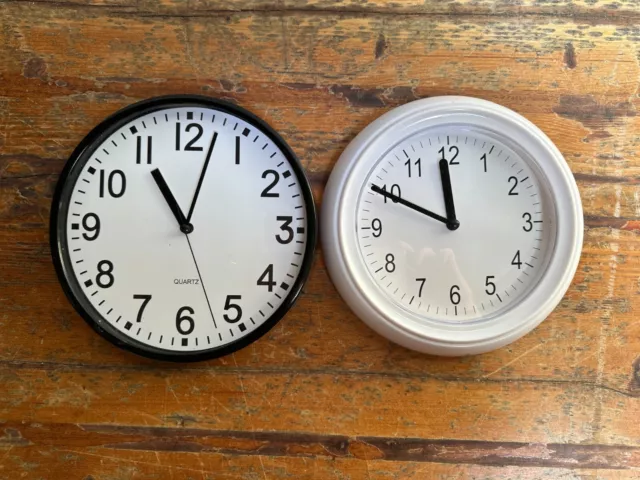 2 relojes de pared de cocina vintage 1 negro y 1 blanco