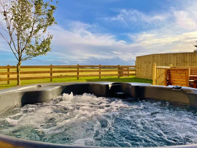 Chestnut Holiday Lodge, Private Hot Tub, Sleeps 2 Pet Friendly, Lincolshire