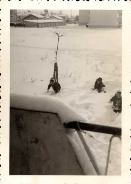 snapshot vintage photo argentique enfants joant dans la neige jeux hiver