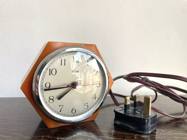 Vintage Phenolic/Catalin Goblin Electric Clock - Great condition. Working