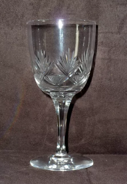Saint Louis ? - Baccarat ? - Verre à vin rouge en cristal taillé