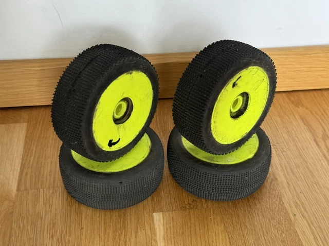 Hot Race - 1/8 Competition Tyres - Bangkok V2 + Proline Fugitive 1/8 Buggy