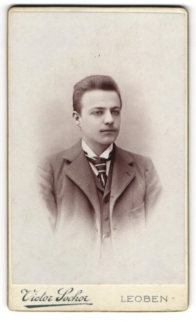 Fotografie Victor Sochor, Leoben, Junger Herr im Anzug mit Krawatte