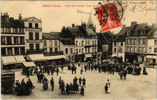 CPA AK Laigle Orne - Place de la Halle Jour de Marche (800315)