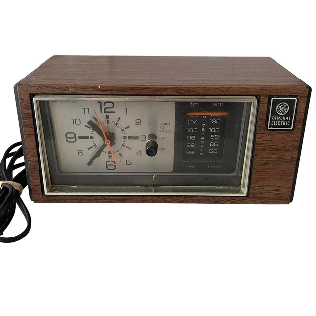 VINTAGE GENERAL ELECTRIC GE Dial Alarm Clock Am/FM Radio Model 74550C
