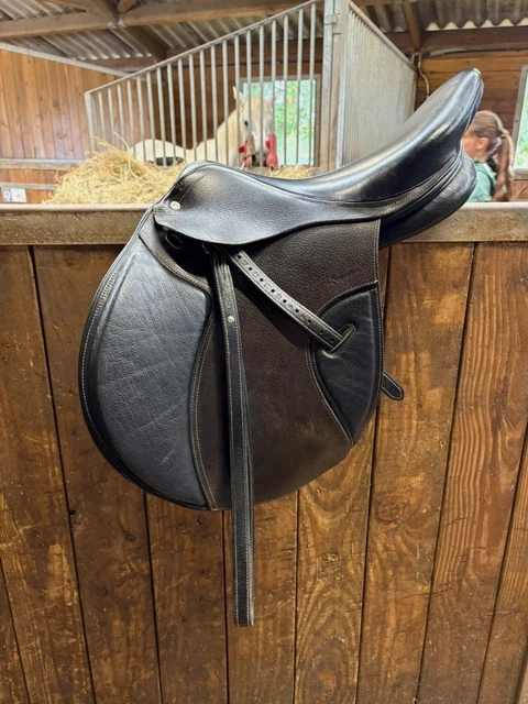 Selle Fouganza Tout Cuir (quasi Neuve) Avec étriers - Très Bonne Qualité