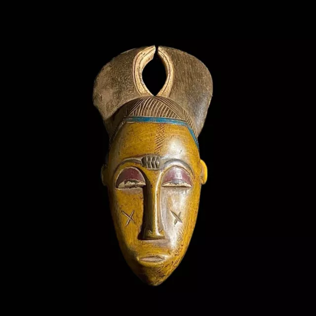 Baule africano Antiche maschere africane in legno intagliato a mano appeso...