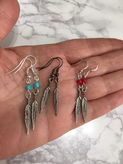 3 paires de boucles d'oreilles plaquées argent plumes rouge bleu noir 3