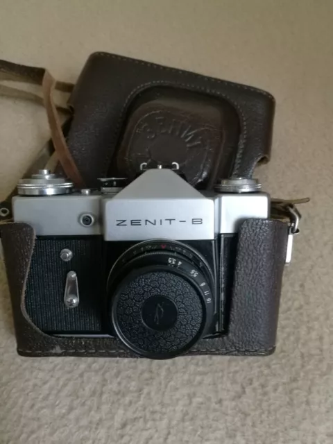 SLR Kamera Zenit-B mit Industar 50-2 3,5/50 Objektiv & Zenit Lederhülle