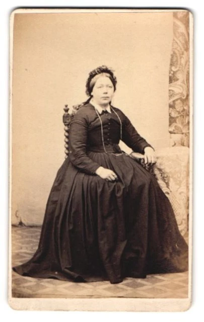 Fotografie H. W. Flemming, Glückstadt, Portrait Dame im dunklen Kleid mit Halsk