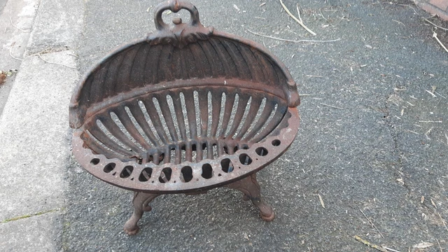 Canasta antigua de colección bola y garra cáscara de hierro fundido fuego castaño