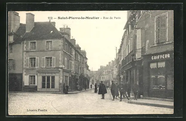 CPA Saint-Pierre-le-Moutier, Rue de Paris, vue de la rue avec Polizisten