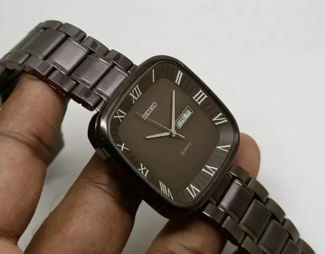 Comfortable Seiko Quartz Black Color Face day-date watch Working Order Japanese