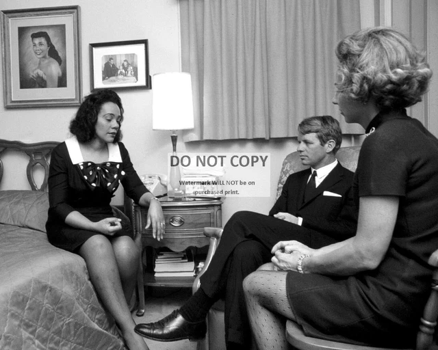 ROBERT & ETHEL KENNEDY w/ CORETTA SCOTT KING IN APRIL, 1968 - 8X10 PHOTO (AZ995)