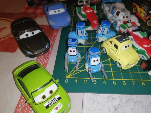 1 lot de  voitures cars disney pixar  mattel metal  d occasion  attention 2