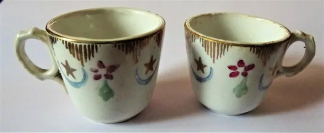 2 petites tasses anciennes en porcelaine